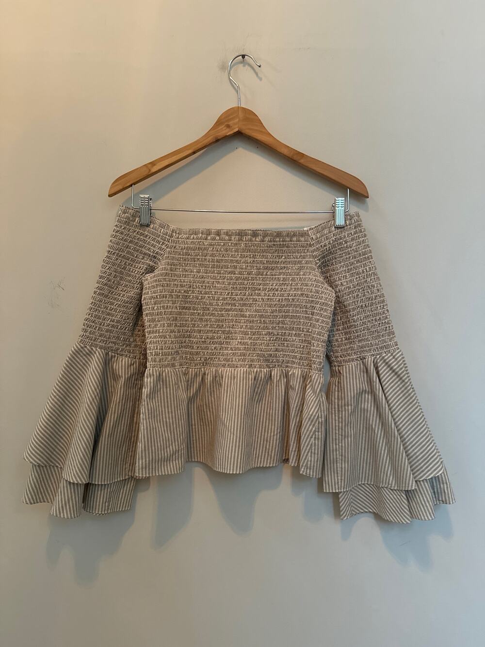 Amanda Uprichard Smocked Top Beige Cream
Striped Flare Ruffle Sleeves Sz Small